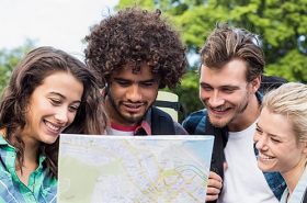 Jovens olhando para o mapa - Viajar de Graça