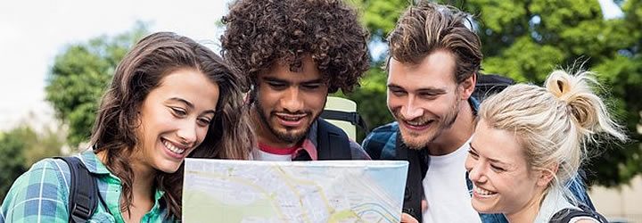 Jovens olhando para o mapa - Viajar de Graça Jovens olhando para o mapa - Viajar de Graça