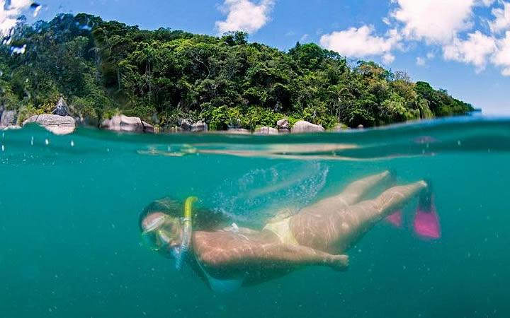 Mulher mergulhando próximo a Ilha do Arvoedo Mulher mergulhando próximo a Ilha do Arvoedo - Bombinhas