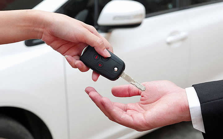 Pessoa entregando chave do carro Pessoa entregando chave do carro