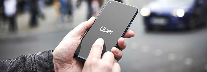 Pessoa segurando celular no Aplicativo Uber Pessoa segurando celular no Aplicativo Uber