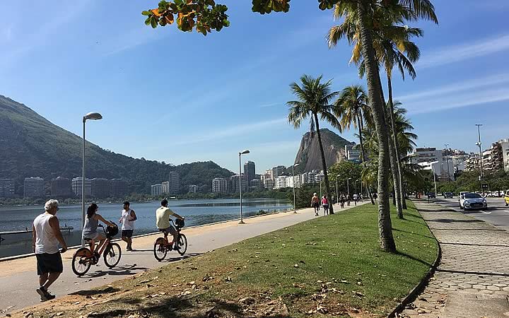 Pessoas correndo e andando de bicicleta ao redor da Lagoa Rodrigo de Freitas Pessoas correndo e andando de bicicleta ao redor da Lagoa Rodrigo de Freitas