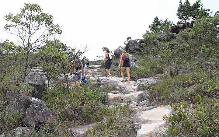 Pessoas fazendo trilha para chegar na Cachoeira da Fumaça Pessoas fazendo trilha para chegar na Cachoeira da Fumaça