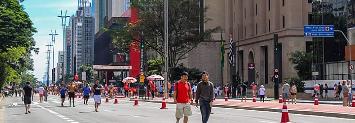 Pessoas na Avenida Paulista Pessoas na Avenida Paulista