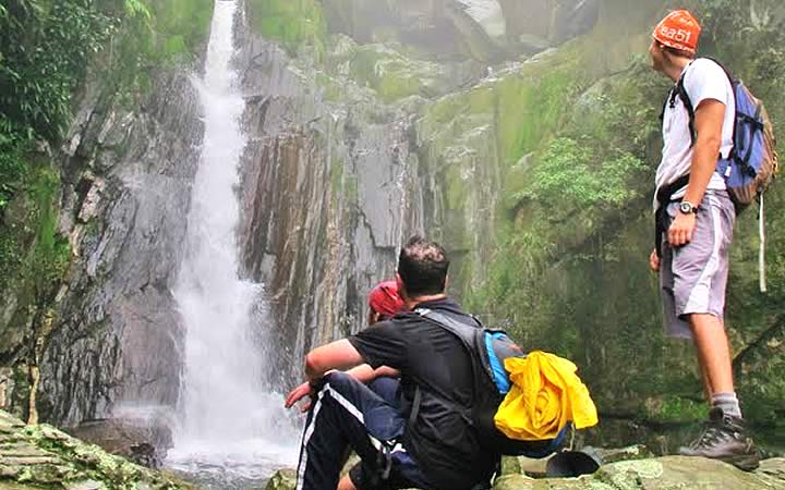 Pessoas na Trilha da Ferradura em Paranapiacaba Pessoas na Trilha da Ferradura em Paranapiacaba