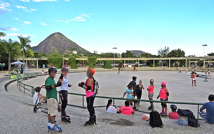 Pessoas no parque dos Patins Pessoas no parque dos Patins