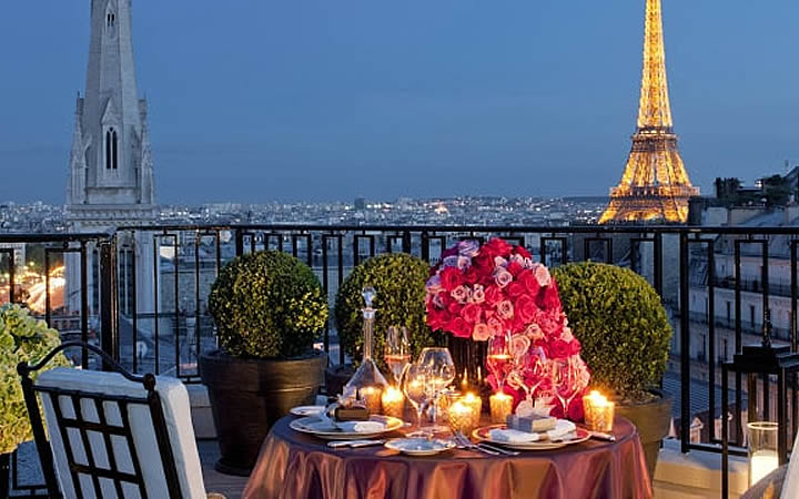 Restaurante em frente a torre Eiffel Restaurante em frente a torre Eiffel
