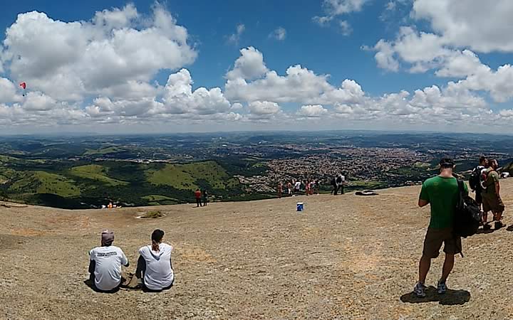 Trilha da Pedra Grande - Pessoas sentadas olhando o horizonte Trilha da Pedra Grande - Pessoas sentadas olhando o horizonte