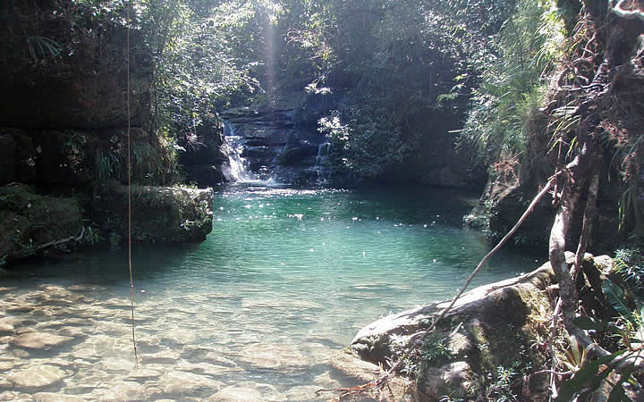 Cachoeira no complexo de Cachoeiras do Bateia Cachoeira no complexo de Cachoeiras do Bateia