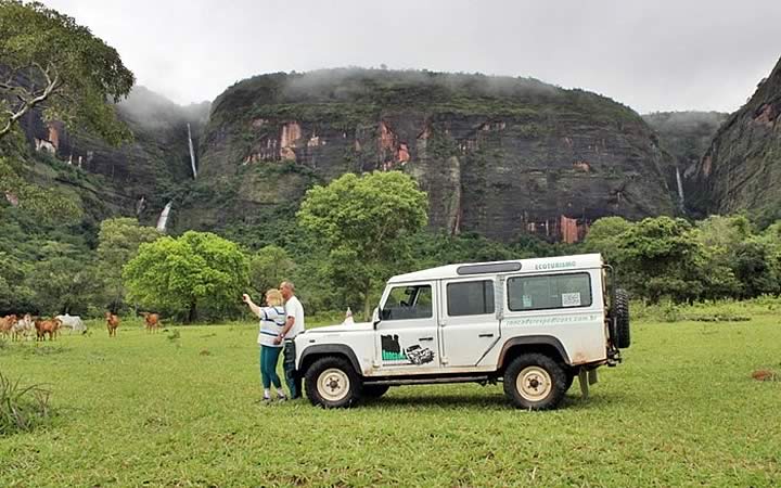 Casal passeando na Serra do Roncador Casal passeando na Serra do Roncador