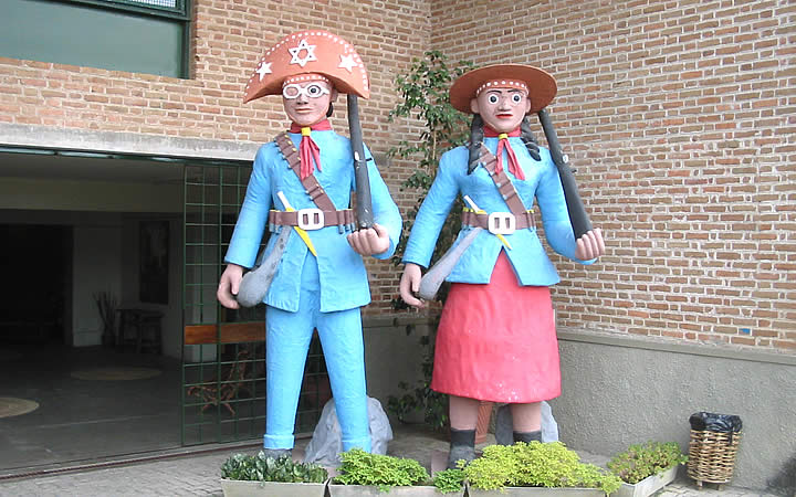 Estátuas no Museu do Barro Espaço Zé Caboclo Estátuas no Museu do Barro Espaço Zé Caboclo