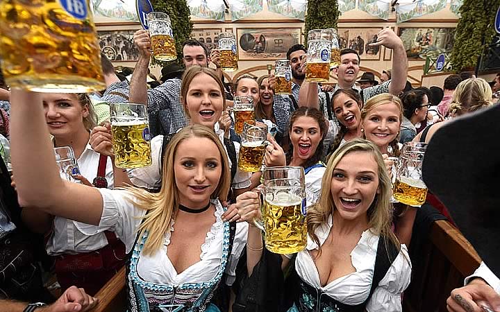 Grupo de amigos bebendo cerveja na Oktoberfest Grupo de amigos bebendo cerveja na Oktoberfest