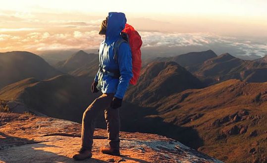 Homem no Pico da Bandeira – Parque do Caparaó