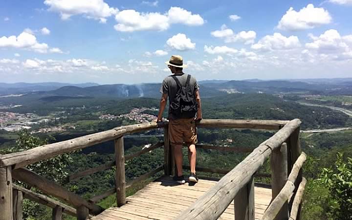 Homem no mirante Pico do Jaraguá Homem no mirante Pico do Jaraguá