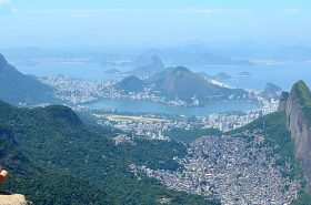 Mulher na vista para praia no Rio de Janeiro
