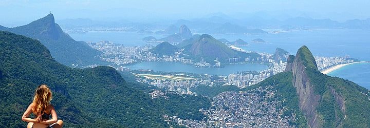 Mulher na vista para praia no Rio de Janeiro Mulher na vista para praia no Rio de Janeiro