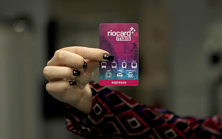 Mulher segurando cartão Rio Card Mulher segurando cartão Rio Card