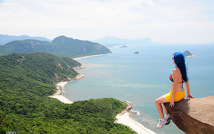 Mulher sentada na Pedra do Telégrafo Mulher sentada na Pedra do Telégrafo
