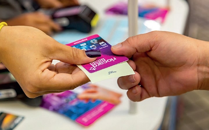 Pessoa comprando cartão do Rio Card Pessoa comprando cartão do Rio Card