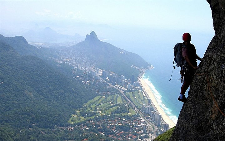 Pessoa fazendo escalada Pessoa fazendo escalada