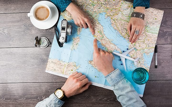 Pessoas apontando no mapa Pessoas apontando no mapa