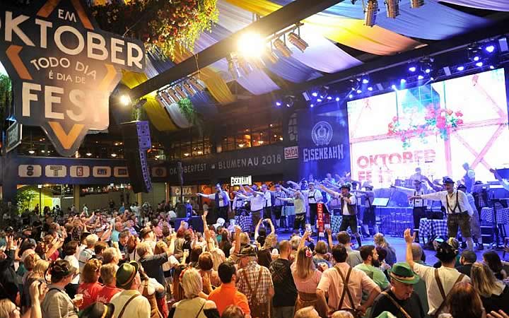 Pessoas assistindo show na Oktoberfest Pessoas assistindo show na Oktoberfest