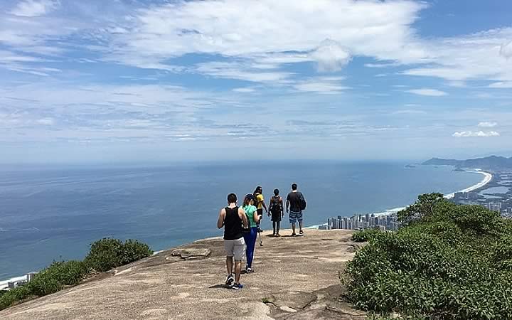 Pessoas fazendo trilha na Pedra Bonita Pessoas fazendo trilha na Pedra Bonita