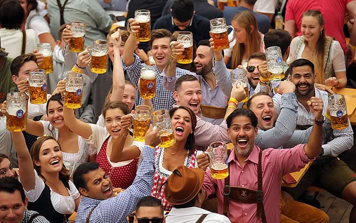 Pessoas na Oktoberfest Pessoas na Oktoberfest