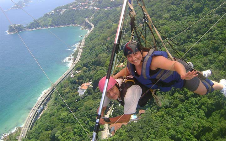 Pessoas voando de asa delta no Rio de Janeiro Pessoas voando de asa delta no Rio de Janeiro