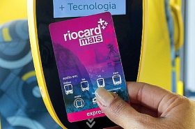 Rio card - passando cartão na maquina Rio card - passando cartão na maquina