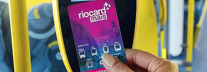 Rio card - passando cartão na maquina Rio card - passando cartão na maquina