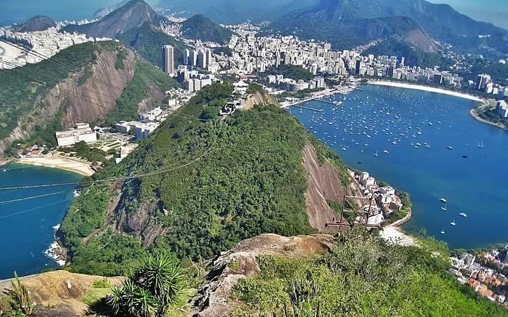 Visão no alto da Trilha do Morro da Urca Visão no alto da Trilha do Morro da Urca