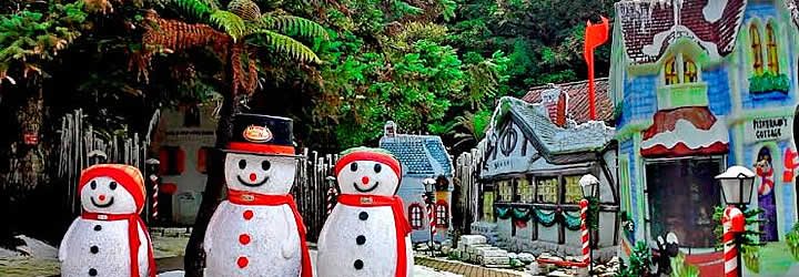 Bonecos de neve na Aldeia do Papai Noel Bonecos de neve na Aldeia do Papai Noel