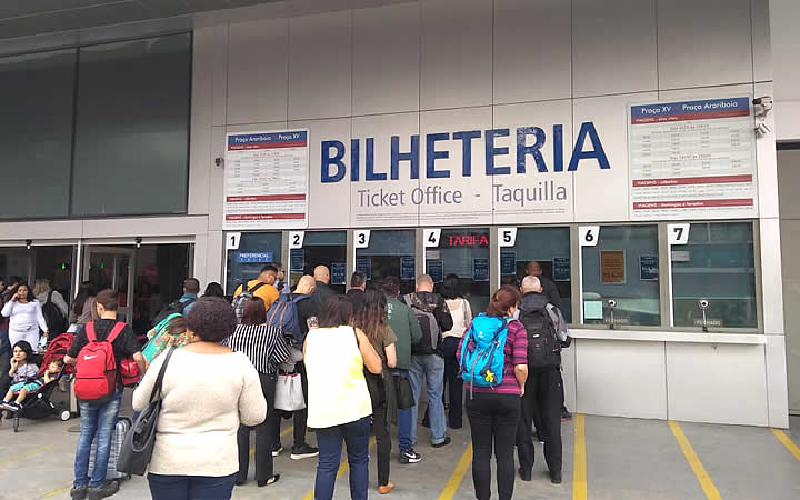Fila para comprar bilhete para barca Fila para comprar bilhete para barca