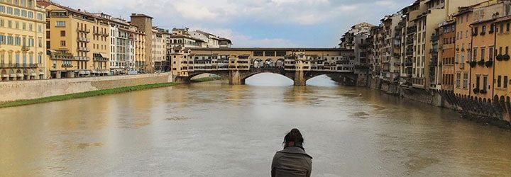 Mulher em frente ao rio - Viajar Sozinho Mulher em frente ao rio - Viajar Sozinho