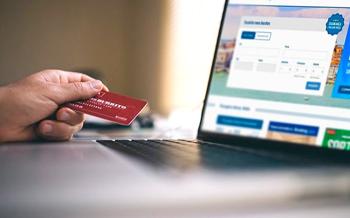 Pessoa comprando passagem aérea Pessoa comprando passagem aérea