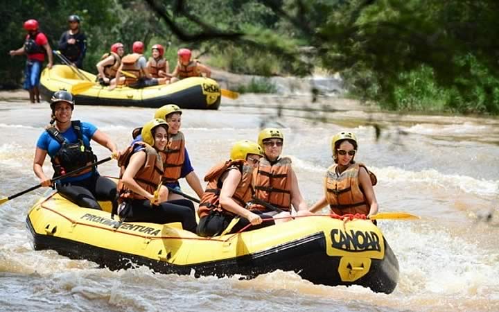 Pessoas descendo o rio com bote - Naga Cable Park - Circuito das águas Pessoas descendo o rio com bote - Naga Cable Park - Circuito das águas