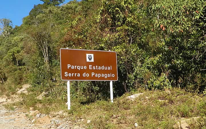 Placa de chegada no Parque Estadual Serra do Papagaio Placa de chegada no Parque Estadual Serra do Papagaio
