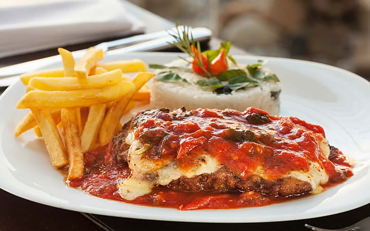 Prato com batata frita, arroz e carne Prato com batata frita, arroz e carne