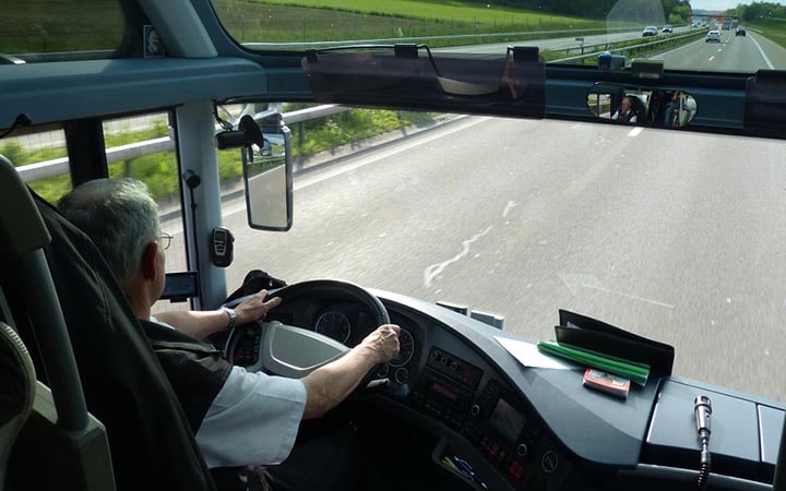 Homem dirigindo ônibus Homem dirigindo ônibus