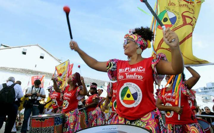 Mulher tocando percussão no carnaval de salvador Mulher tocando percussão no carnaval de salvador