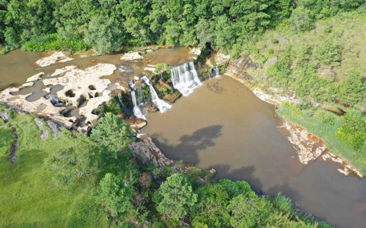 Parque Linear do Rio Capivari - Vista aérea da cachoeira Parque Linear do Rio Capivari - Vista aérea da cachoeira