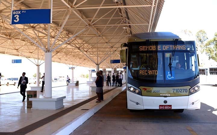 Ônibus no terminal Ônibus no terminal