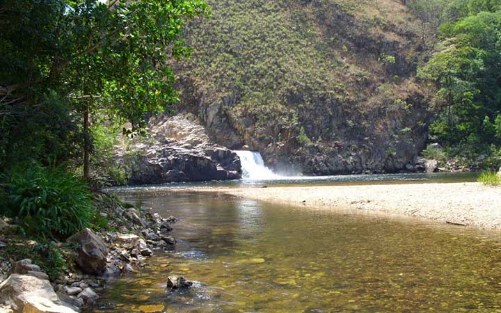 Cachoeira e piscina natural em Delfinópolis Cachoeira e piscina natural em Delfinópolis