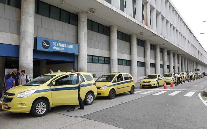 Fila de Táxi no aeroporto Santos Dumont