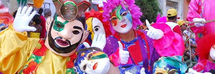 Pessoas no carnaval fantasiadas Pessoas no carnaval fantasiadas
