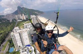 Duas pessoas em um parapente no Rio de Janeiro Duas pessoas em um parapente no Rio de Janeiro