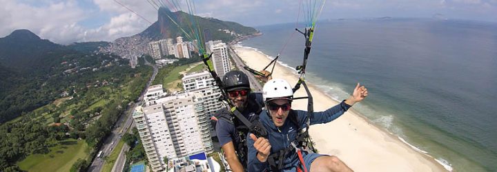 Duas pessoas em um parapente no Rio de Janeiro Duas pessoas em um parapente no Rio de Janeiro