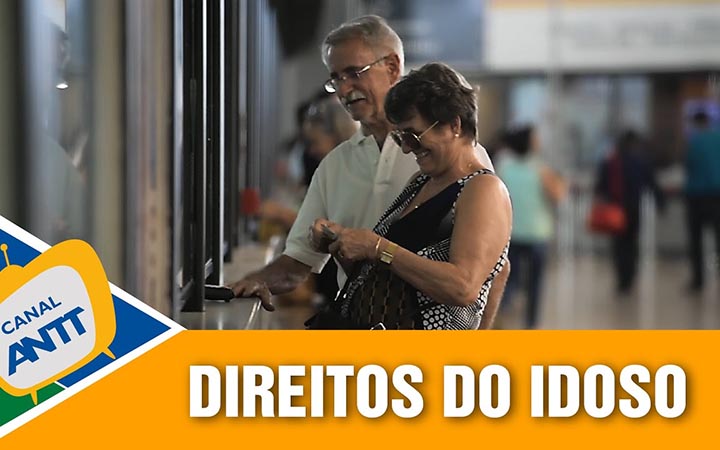 Idoso no guichê da rodoviária Idoso no guichê da rodoviária