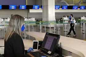 Mulher em aeroporto